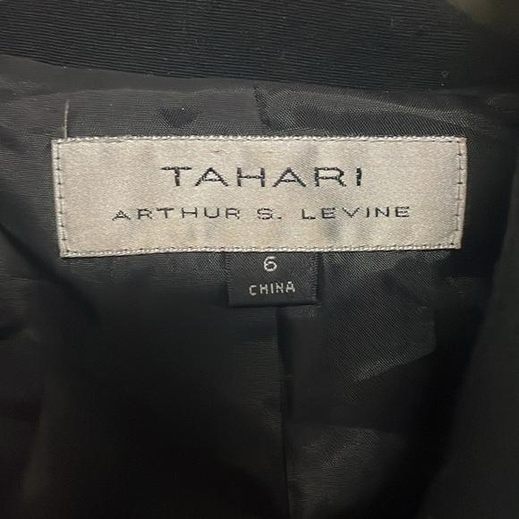 Tahari Arthur S. Levine size 6 black waist length black blazer jacket - Picture 4 of 9